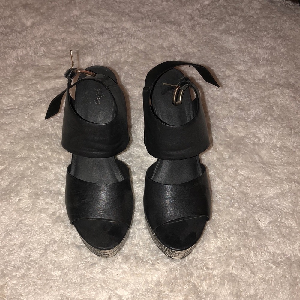 Black wedges